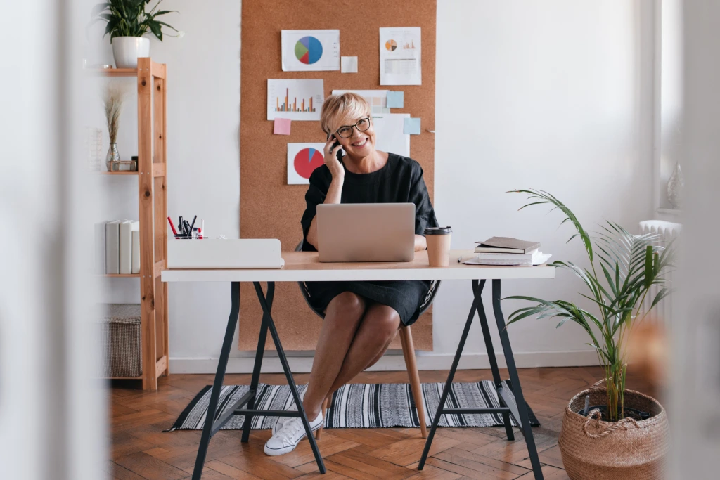 Como transformar um quarto extra em um home office produtivo e estiloso