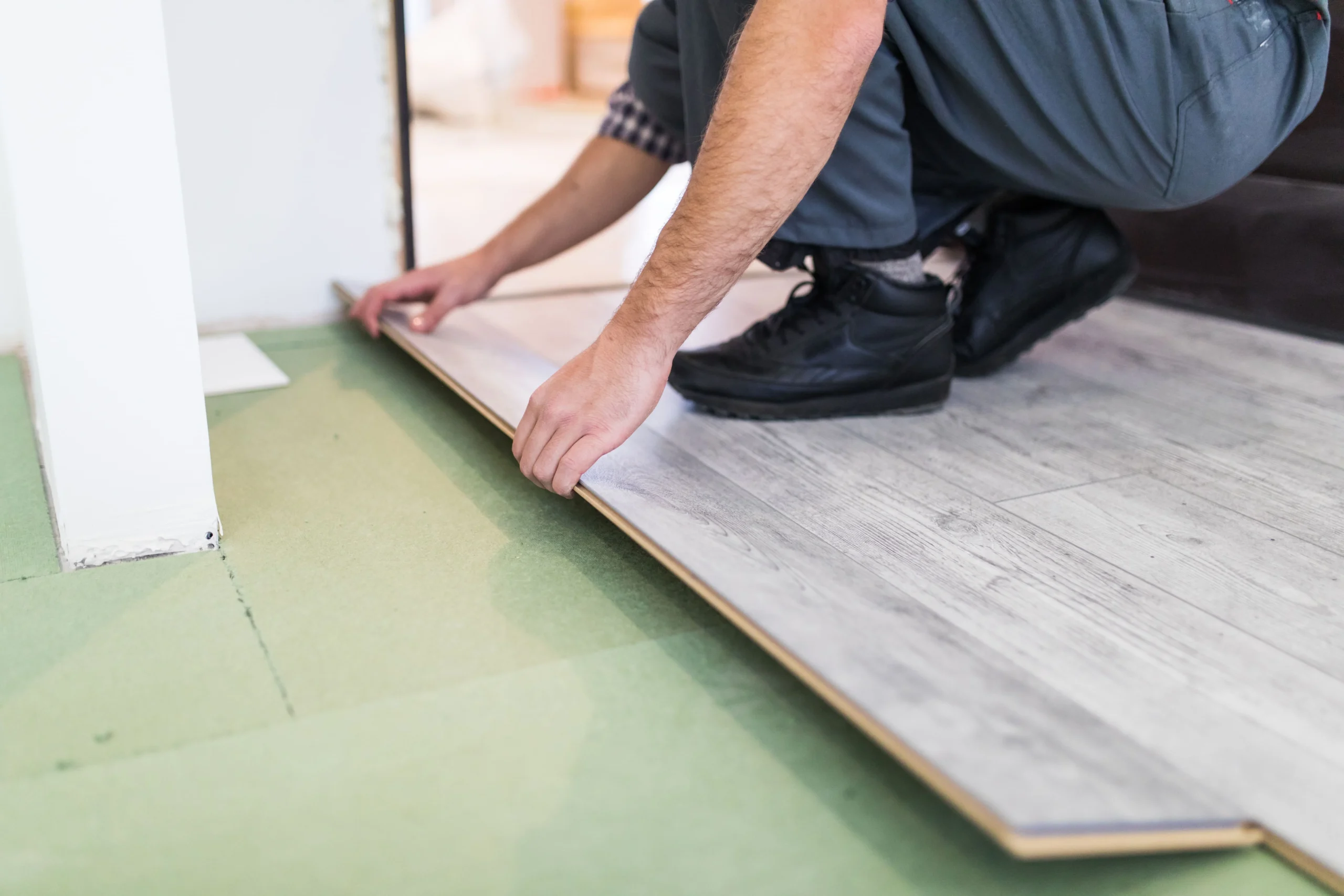 Piso laminado, vinílico ou porcelanato: qual aquece mais?
