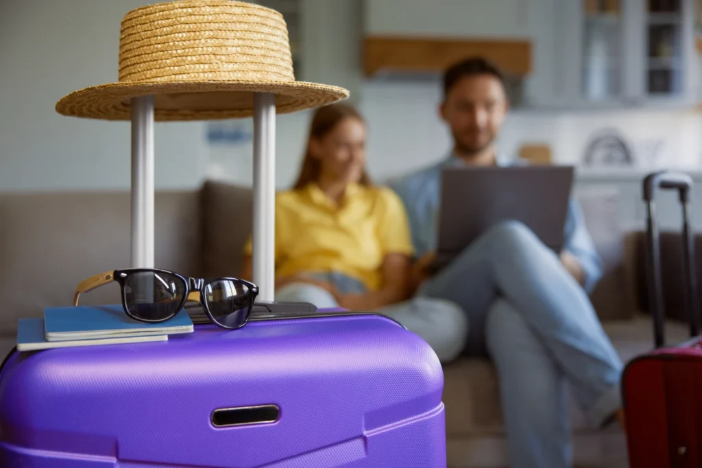 Vai viajar nas férias? Como deixar o apartamento mais seguro durante a viagem